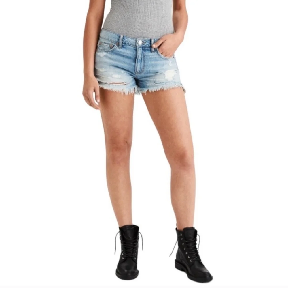 American Eagle Tom Girl Shortie Shorts Distressed‎ Denim Frayed Hem